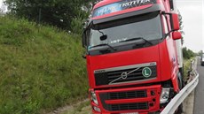 Řidič, který havaroval s kamionem na D6, zřejmě usnul za volantem. Řidič, který havaroval s kamionem na D6, zřejmě usnul za volantem.
