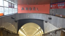 Výstup z metra Andl tsn po zahájení rekonstrukce v záí 2017.