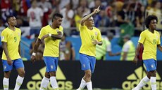 Philippe Coutinho z Brazílie (druhý zprava) slaví svůj povedený gól v utkání... Philippe Coutinho z Brazílie (druhý zprava) slaví svůj povedený gól v utkání...