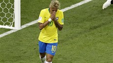 Brazilec Neymar schovává obliej do dlaní po zmaené anci.