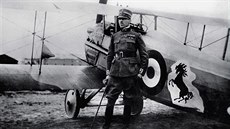 Francesco Baracca před stíhačkou SPAD XIII s namalovaným osobním znakem Francesco Baracca před stíhačkou SPAD XIII s namalovaným osobním znakem