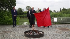 Prezident Miloš Zeman za asistence hasičů spálil v zahradách Hradu červené... Prezident Miloš Zeman za asistence hasičů spálil v zahradách Hradu červené...