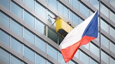 Mytí oken krajského úřadu zabere skupině pracovníků zhruba týden. Využívají při... Mytí oken krajského úřadu zabere skupině pracovníků zhruba týden. Využívají při...