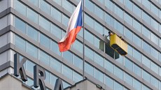 Mytí oken krajského úřadu zabere skupině pracovníků zhruba týden. Využívají při... Mytí oken krajského úřadu zabere skupině pracovníků zhruba týden. Využívají při...