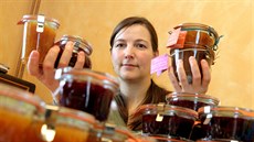 Blanka Milfaitová provozuje šumavskou Slunečnou kavárnu, od léta 2012 vyrábí... Blanka Milfaitová provozuje šumavskou Slunečnou kavárnu, od léta 2012 vyrábí...