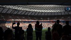 PŘED STARTEM. Nedočkaví fanoušci plnili stadion Lužniki v Moskvě dlouho před... PŘED STARTEM. Nedočkaví fanoušci plnili stadion Lužniki v Moskvě dlouho před...