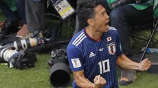 Japonský záloník indi Kagawa (vpravo) slaví gól proti Kolumbii v zápase...