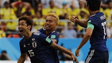 Japonský útoník Juja Osako (vlevo) se raduje z gólu proti Kolumbii v zápase...