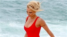 Hereka Pamela Andersonová se stala sexsymbolem 90. let díky seriálu Pobení...