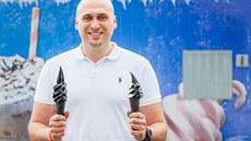 Václav Mocek s černou zmrzlinou. Václav Mocek s černou zmrzlinou.