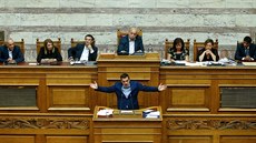 ecký premiér Alexis Tsipras mluví k parlamentu ped hlasováním o vyslovení...