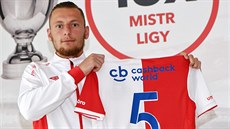 Vladimír Coufal pózuje se slávistickým dresem. Vladimír Coufal pózuje se slávistickým dresem.