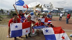 Fanynky a fanouci fotbalist Panamy se v Soi chystají  utkání proti Belgii.