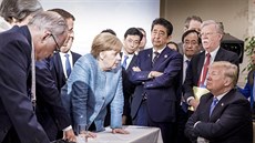 Fotografie ze summitu G7 vyvolala na sociálních sítích poprask. Fotografie ze summitu G7 vyvolala na sociálních sítích poprask.