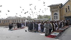 Spousta lidí se zúčastnila modliteb na oslavu svátku íd al-fitr v Kábulu. Kvůli... Spousta lidí se zúčastnila modliteb na oslavu svátku íd al-fitr v Kábulu. Kvůli...