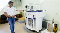 Práce metrologů vyžaduje přesnost i umění manipulace s těžkými břemeny.... Práce metrologů vyžaduje přesnost i umění manipulace s těžkými břemeny....