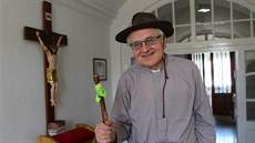 Klobouk a hůl. To je základní výbava kněze a poutníka Jana Peňáze, který od... Klobouk a hůl. To je základní výbava kněze a poutníka Jana Peňáze, který od...