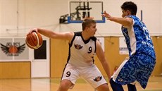 Patnáctiletý pelhřimovský basketbalista Lubomír David (v bílém) by byl... Patnáctiletý pelhřimovský basketbalista Lubomír David (v bílém) by byl...