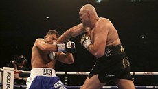 Britský boxer Tyson Fury (vpravo) v souboji Albáncem Seferem Seferim. Britský boxer Tyson Fury (vpravo) v souboji Albáncem Seferem Seferim.
