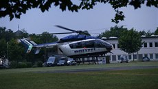 Policejní vrtulník s podezelým Alim Baárem pistává ve Wiesbadenu. (9. ervna...