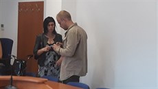 Obžalovaný Petr Koníček se svou obhájkyní před začátkem hlavního líčení. Obžalovaný Petr Koníček se svou obhájkyní před začátkem hlavního líčení.