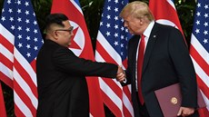 Americký prezident Donald Trump a severokorejský lídr Kim ong-un si tesou...