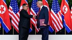 Americký prezident Donald Trump a severokorejský lídr Kim ong-un si v...