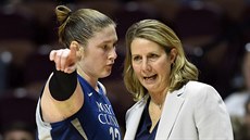 Lindsay Whalenová z Minnesota Lynx upozoruje svou trenérku Cheryl Reeveovou.