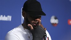 LeBron James z Clevelandu se po čtvrtém finále NBA ukázal s ortézou na zlomené... LeBron James z Clevelandu se po čtvrtém finále NBA ukázal s ortézou na zlomené...