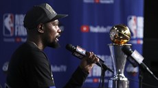 Kevin Durant z Golden State se může pochlubit trofejí pro nejužitečnějšího... Kevin Durant z Golden State se může pochlubit trofejí pro nejužitečnějšího...