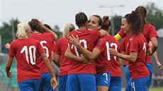 České fotbalistky se radují z gólu. České fotbalistky se radují z gólu.