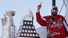 Alexandr Ovečkin oslavuje zisk Stanley Cupu pro Washington. Alexandr Ovečkin oslavuje zisk Stanley Cupu pro Washington.