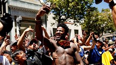 Jordan Bell se fotí s fanouky bhem oslav titulu pro Golden State Warriors.