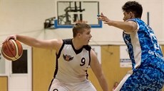 Lubomír David (vlevo) z Pelhřimova v duelu s NH Ostrava Lubomír David (vlevo) z Pelhřimova v duelu s NH Ostrava
