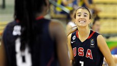Americká basketbalistka Sabrina Ionescuová usměrňuje spoluhráčku během utkání... Americká basketbalistka Sabrina Ionescuová usměrňuje spoluhráčku během utkání...