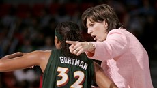 Anne Donovanová coby trenérka Seattle Storm usměrňuje Shaunzinski Gortmanovou. Anne Donovanová coby trenérka Seattle Storm usměrňuje Shaunzinski Gortmanovou.
