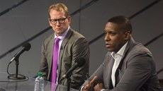Nick Nurse (vlevo) jako nový trenér Toronta naslouchá svému šéfovi Masai... Nick Nurse (vlevo) jako nový trenér Toronta naslouchá svému šéfovi Masai...