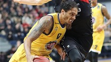Deron Washington z Fiatu Turín útočí na koš Lietuvos rytas Vilnius. Deron Washington z Fiatu Turín útočí na koš Lietuvos rytas Vilnius.