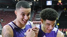 Kyle Kuzma (vlevo) a Lonzo Ball jsou od loňska členy LA Lakers, oba nováčci se... Kyle Kuzma (vlevo) a Lonzo Ball jsou od loňska členy LA Lakers, oba nováčci se...