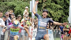 Nizozemec Marthijn Mulder (vpravo) ve finiši ostravského závodu Světového... Nizozemec Marthijn Mulder (vpravo) ve finiši ostravského závodu Světového...