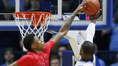Kostas Adetokunbo (vlevo) z Daytonu blokuje Jareda Terrella z Rhode Islandu. Kostas Adetokunbo (vlevo) z Daytonu blokuje Jareda Terrella z Rhode Islandu.
