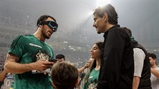 Mike James (vlevo) dovedl Panathinaikos k řeckému titulu. Klubový boss Dimitris... Mike James (vlevo) dovedl Panathinaikos k řeckému titulu. Klubový boss Dimitris...