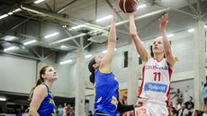 Kapitánka českých basketbalistek Kateřina Elhotová (vpravo) zakončuje na... Kapitánka českých basketbalistek Kateřina Elhotová (vpravo) zakončuje na...