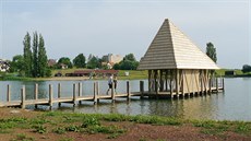 Z dálky viditelnou dominantou rybníka je rybářský domek. Z dálky viditelnou dominantou rybníka je rybářský domek.