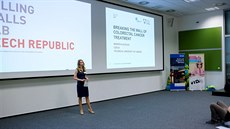 Studentka Markéta Klíčová předvádí svůj vynález. Studentka Markéta Klíčová předvádí svůj vynález.