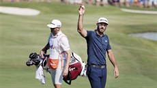 Americký golfista Dustin Johnson mává divákům na turnaji St. Jude Classic v... Americký golfista Dustin Johnson mává divákům na turnaji St. Jude Classic v...