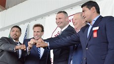 Vitalij Kličko (třetí zleva) byl uveden do Mezinárodní boxerské síně slávy. Vitalij Kličko (třetí zleva) byl uveden do Mezinárodní boxerské síně slávy.