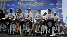 Hvzdy basketbalist Golden State (zleva) Draymond Green, Kevin Durant, Stephen...