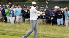 Americký golfista Dustin Johnson během druhého kola US Open Americký golfista Dustin Johnson během druhého kola US Open