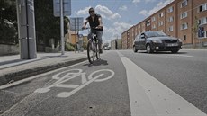 V plzeňské Dlouhé ulici vznikl vůbec první cyklopruh ve městě, který vede po... V plzeňské Dlouhé ulici vznikl vůbec první cyklopruh ve městě, který vede po...